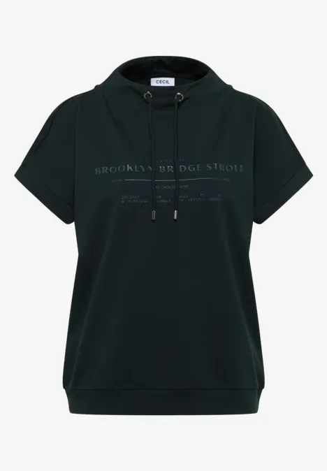 Schwarzes T-Shirt mit Kapuze und Aufdruck 'Brooklyn Bridge Stroll'.